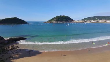 La Concha Körfezi 'nin panoramik manzarası. San Sebastian, Bask Ülkesi' ndeki tatil köyündeki büyük plajı.