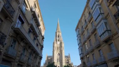 San Sebastian, Bask Bölgesi 'nin turistik şehri Good Shepherd Katedrali' nin kulesi.