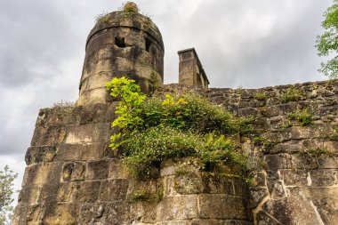 San Sebastian 'ın yanındaki Urgull Dağı' nın tepesindeki savunma tesisleri.