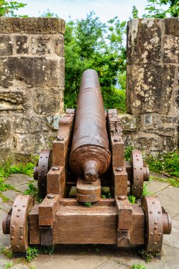 La Concha Körfezi, San Sebastian 'daki Urgull Dağı' nın tepesindeki antik savunma topu.