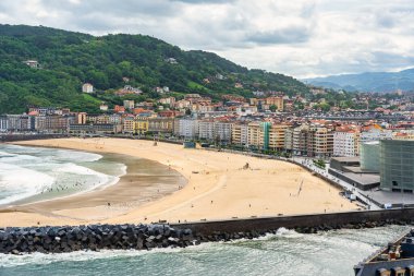 San Sebastian şehrinin güzel manzarası. Önünde Zurriola plajı, Bask Ülkesi.
