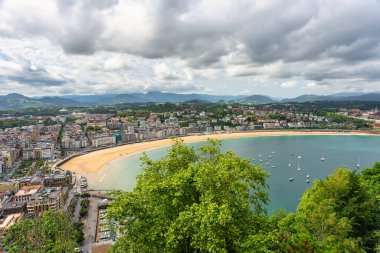 San Sebastian, Donostia 'daki Urgull Dağı' nın tepesinden La Concha Körfezi 'nin hava manzarası..