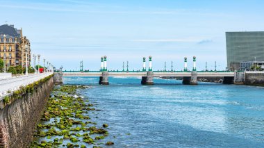 Urumea Nehri 'ni geçen ve İspanya' nın San Sebastian kentindeki iki mahalleyi birbirine bağlayan köprü.