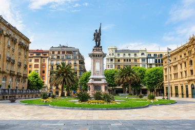 San Sebastian, Guipuzcoa 'nın tarihi merkezinde görkemli binaları ve bahçeleri olan resim meydanı.