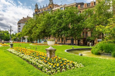 İspanya 'nın San Sebastian kentindeki Urumea Nehri' nin yanındaki çiçek tarhlı bahçeler.