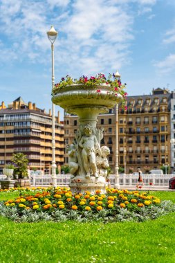 İspanya 'nın San Sebastian kentindeki Urumea Nehri' nin yanındaki çiçek tarhlı bahçeler.