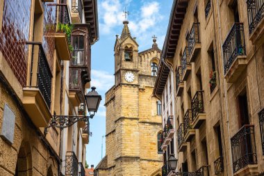 Eski binalar ve tipik San Sebastian mimarisi ile Picturesque caddesi, Bask Ülkesi