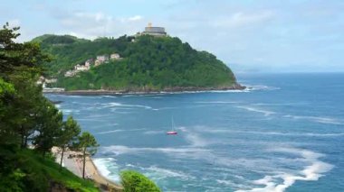 Santa Clara adası ve kuzey İspanya 'daki Igueldo Dağı ile San Sebastian Körfezi' nin panoramik manzarası