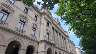 San Sebastian, Bask Ülkesi 'nin turizm şehrinin merkezindeki muhteşem neoklasik binalar.