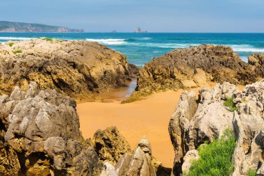 Kuzey İspanya, Cantabria 'nın Quebrada sahiline ait Liencres sahilindeki kaya oluşumları