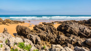 Kuzey İspanya, Cantabria 'nın Quebrada sahiline ait Liencres sahilindeki kaya oluşumları