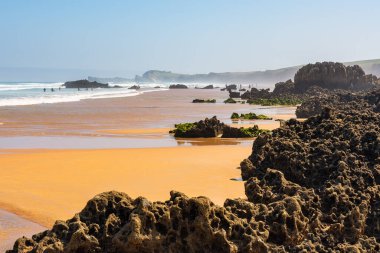 Liencres plajı güneşli bir yaz gününde yüzenlerle dolu, Kuzey İspanya, Santander, Cantabria