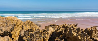 Kuzey İspanya, Cantabria 'daki Costa Quebrada' da rüzgarın oluşturduğu güçlü dalgalar.
