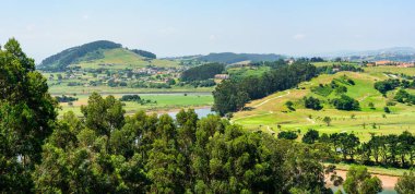 İspanya 'nın kuzey kıyısının yeşil ve dağlık manzarası Santander toplumunda
