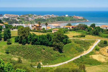 Cantabria 'nın kuzey kıyısında güneşli bir yaz gününde Suance kasabasıyla