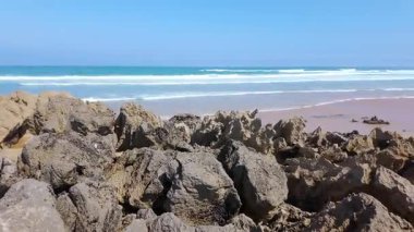 İspanya 'nın kuzeyindeki Liencres plajının panoramik manzarası. Bir yaz günü güçlü dalgalarla, Cantabria.