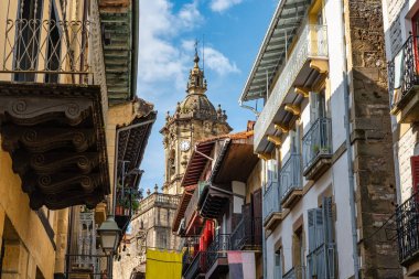 Hondarribia, Bask Bölgesi 'nin pitoresk köyünün tarihi merkezinde çiçekli tipik ahşap balkonlar.