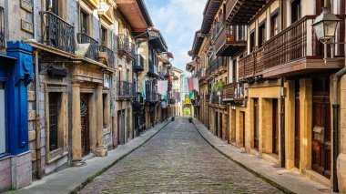 Kuzey İspanya 'nın ortaçağ şehri Hondarribia' nın ana giriş sokağı.