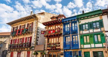 Hondarribia, Guipuzcoa 'da tipik balkon ve ahşap camlı ön cepheler parlak renklerle boyanmış.