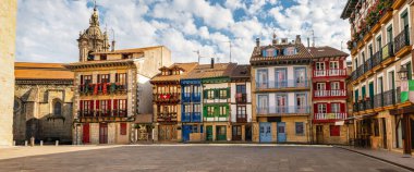 Hondarribya 'nın Bask şehrinin ana meydanı. Resimli renkli evleri ve saksıları, Guipuzcoa, İspanya.