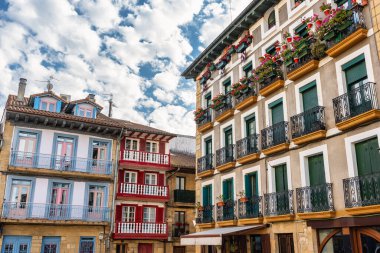 Hondarribia 'nın Bask şehrinin ana meydanı. Rengarenk evleri, saksıları, Guipuzcoa, Spai