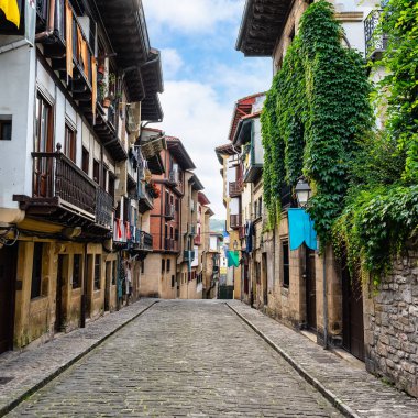 Kuzey İspanya, Guipuzcoa 'daki Hondarribia tatil köyünde ortaçağ binaları olan dar masal sokakları