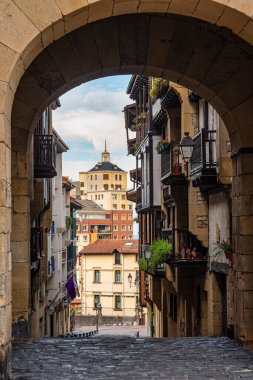 Plaza de Guipuzcoa, Hondarribia 'da sokaklar arasında taş sütunlar ve kemerler olan atari salonları