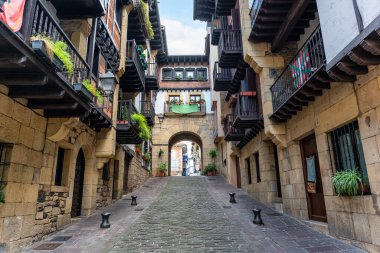 İspanya 'nın güzel Bask kasabası Hondarribia' daki Plaza de Guipuzcoa 'ya giriş izni veren taş kemer.