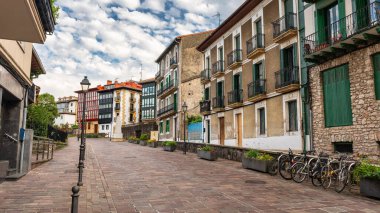 İspanya 'nın kuzeyinde güzel mimari evleri olan sokaklar, Hondarribya' nın Bask ülkesinin pitoresk köyleri.