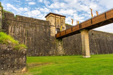 Kuzey İspanya 'daki eski Bask şehri Hondarribia' da ortaçağ duvarlı muhafaza