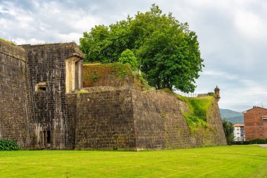Kuzey İspanya 'daki eski Bask şehri Hondarribia' da ortaçağ duvarlı muhafaza