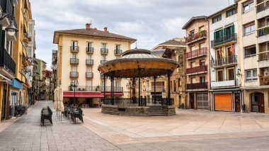 Zarauz şehrinin eski meydanında geleneksel müzik büfesi, Bask Ülkesi, İspanya