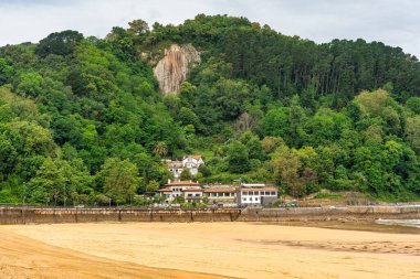 Zarauz kasabasını çevreleyen dağlar Bask ülkesindeki plajın eteklerinde.