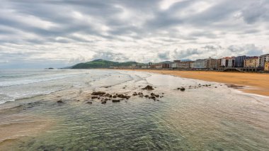 İspanya 'nın kuzeyindeki Zarauz sahilinde dalgaları kıran denizin panoramik görüntüsü, Bask Ülkesi
