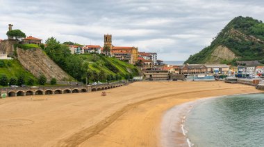 Katedrali ve altın kumlu plajları ile Getaria 'nın panoramik manzarası, Bask Ülkesi