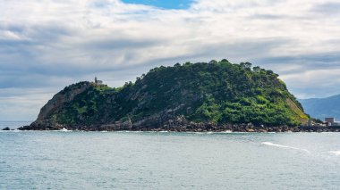 Bask ülkesinin Getaria kıyı kasabasındaki uçurumun tepesindeki deniz feneri.