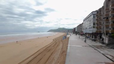 İspanya 'nın Bask Bölgesi' ndeki Zarauz sahilindeki evler.