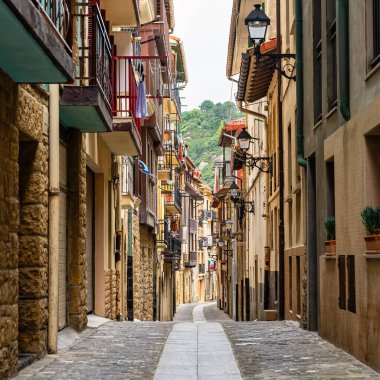 Getaria, Bask ülkesinin pitoresk kasabasında dar bir sokak..