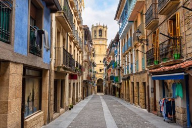 Getaria 'nın tarihi merkezinin ana caddesinde eski binalar ve sokağın sonunda San Salvador kilisesi var..