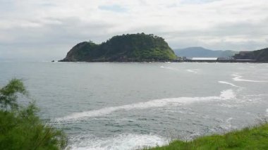 Deniz feneri ve tepe Guipuzcoa, Bask ülkesindeki Getaria kıyı kasabasında.