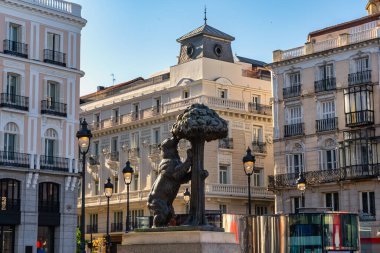 Ayı heykeli ve çilek ağacı, İspanya 'nın başkenti Madrid' in sembolleri.