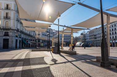 İspanya 'nın başkenti Madrid' de Puerta del Sol 'da turistlere gölge düşüren sabahlar.