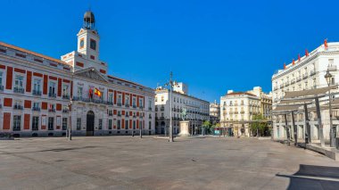 Panoramica de la puerta del sol en el centro de Madrid, sin gente ni turistas, İspanya
