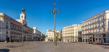 Panoramica de la puerta del sol en el centro de Madrid, sin gente ni turistas, İspanya