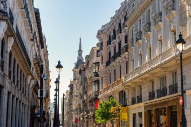 İspanya 'nın Madrid şehrinin en merkezi meydanında Puerta del Sol' dan ayrılan San Jeronimo Caddesi.