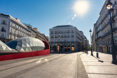 Puerta del Sol 'da yaz gündoğumunda Madrid, İspanya meydanında tarihi binalar bulunuyor.