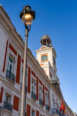 İspanya 'nın Puerta del Sol kentindeki Madrid Topluluğu' nun yönetim merkezinin bulunduğu bina..