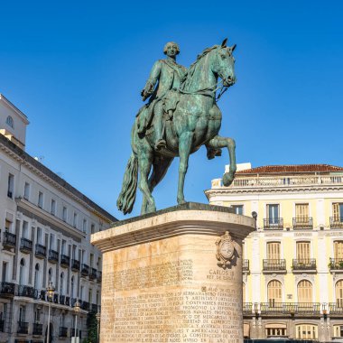 İspanya Kralı III. Charles 'ın heykeli, Madrid' in merkez meydanı Puerta del Sol 'da.