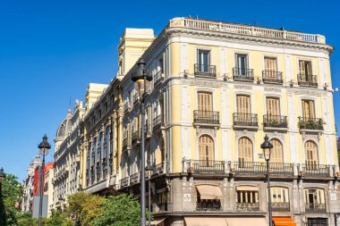 Puerta del Sol 'un başındaki Calle Belediye Başkanı Spains' in turizm merkezi Madrid 'de.