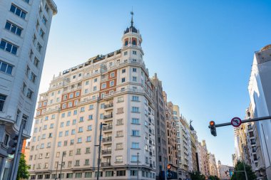 İspanya Plaza 'nın başkenti Madrid' deki güzel klasik tarzda binalar.